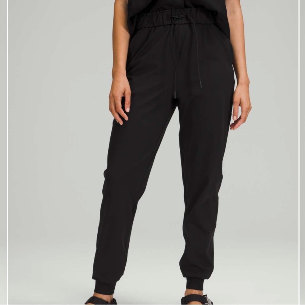 Lululemon 0 Stretch High-Rise Jogger in Black